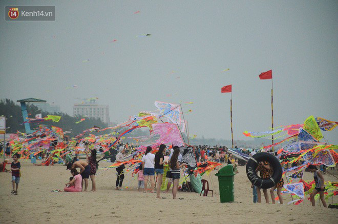 Biển người ken đặc, chen chúc trên các bãi tắm ở Sầm Sơn dịp lễ 30/4 - 1/5